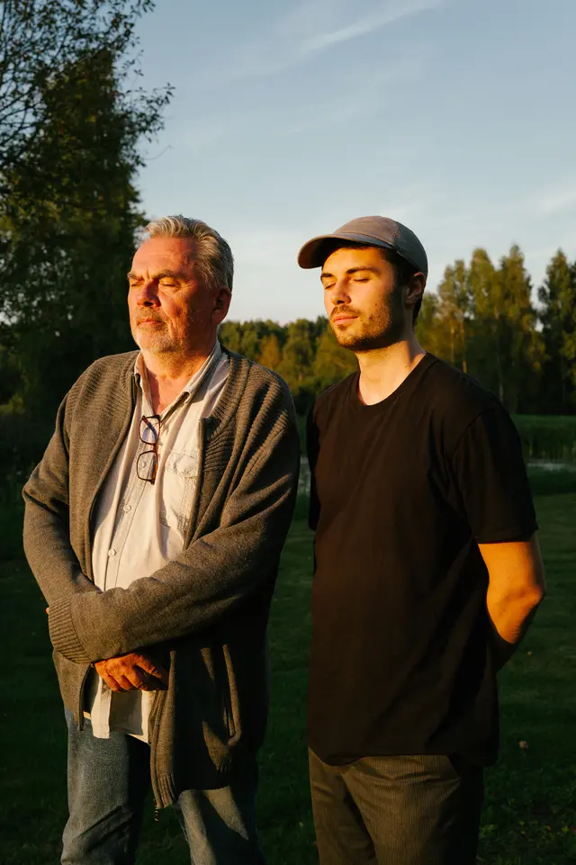 Julia Tiemann fotografiert David Klavins und Marius Nitzbon mit der Leica Q3 43