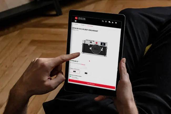 Eine Person erstellt auf einem Tablet einen Leica Account.