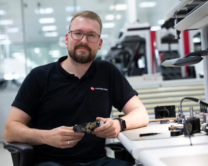 Leica employe customer care