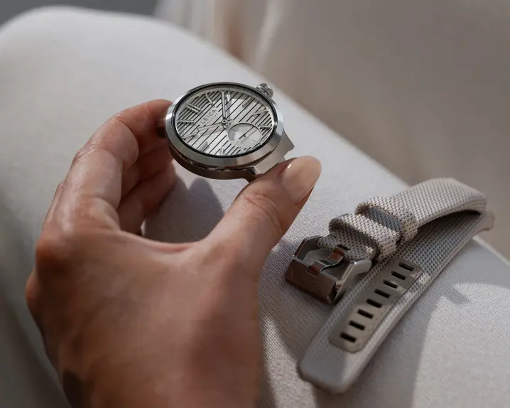 Woman with the Watch ZM 12 body and a strap 