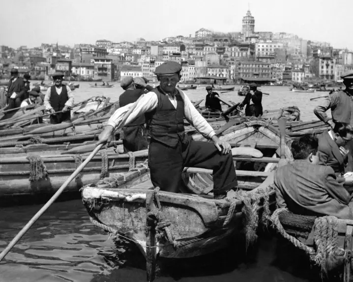 Many men on their boats in the harbour in the 30s