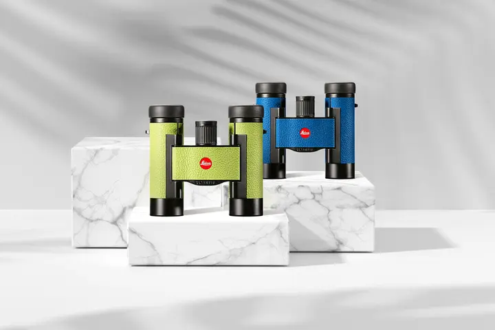 The two Leica Ultravid Colorline 8x20 models in applegreen and capri blue