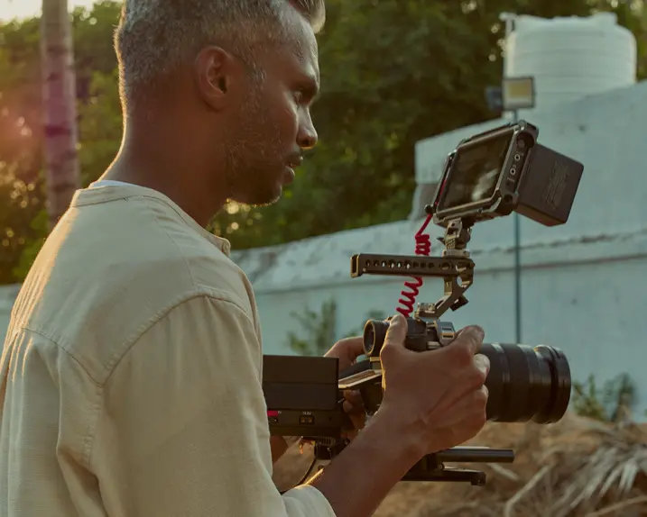 Photographer with Leica SL3-S.