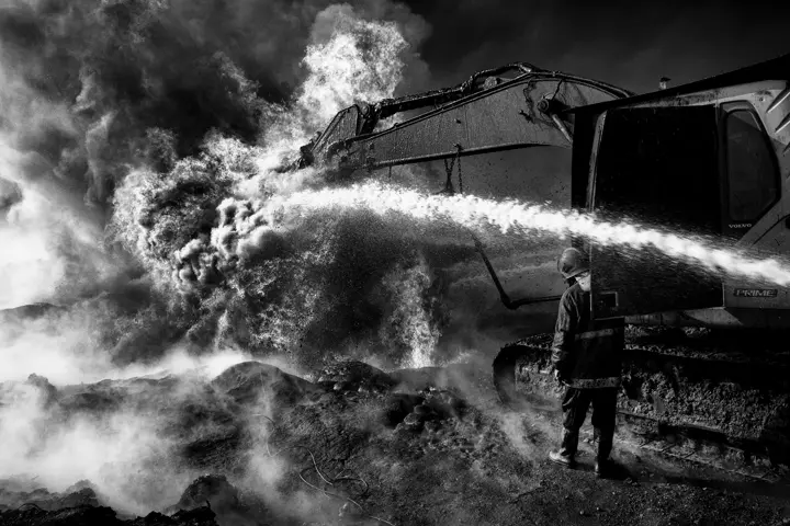 Firefighters extinguish fire in Iraq 2017