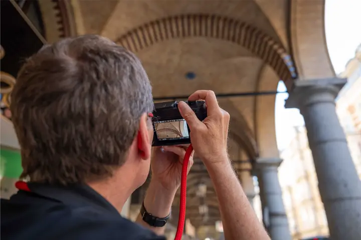 One sales associate taking pictures with the Leica M in Hamburg