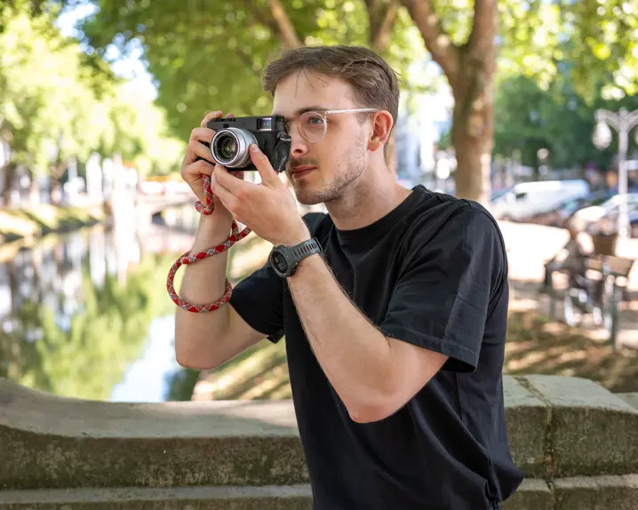 A young man taking photos with a Leica M in Düsseldorf