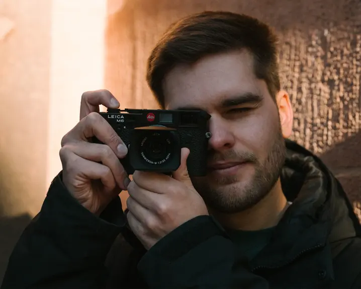 A young man taking photos with a Leica M in Heidelberg