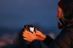 Eine Fotografin mit einer Leica Kamera.