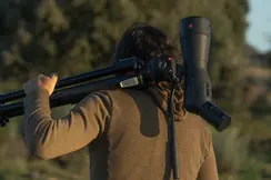 Person_carrying_a_Leica-APO-Televid-82_spotting_scope_over_his_shoulder