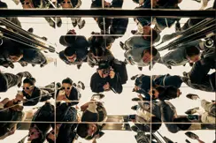 Many People in a mirrorroom 
