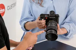 A woman with a SL3 in her hands