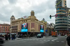 Edificio en Callao con carteles de la exposición "Leica. Un siglo de fotografía"