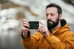 Men using his iPhone with the Fjorden Grip