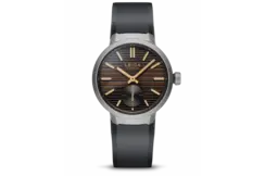Leica_ZM12_Chocolate_Black_Rubber_Strap_1920x1440.webp