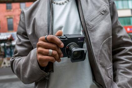 Eine Person in der Stadt mit der Leica M11 Monochrome