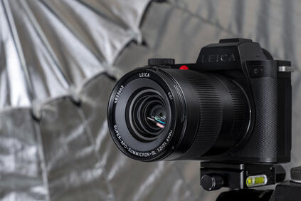 Side view of Leica Super-APO-Summicron-SL 21 f/2 ASPH. on Leica SL2-S.