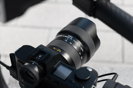 Top view of Leica Super-Vario-Elmarit-SL 14-24 f/2.8 ASPH. on Leica SL2-S.