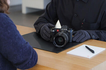 A Leica Expert shows a customer the Leica SL3