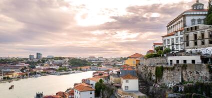 A city on a hillside with a large river flowing through the middle