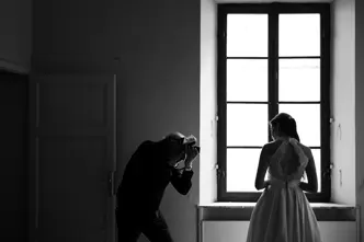 Carlo Carletti photographs a bride, Q3 monochrom