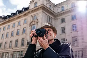 Joel Meyerowitz photographing with the Leica M EV1