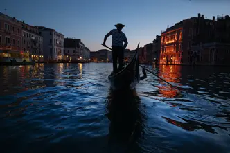 Gondel in venice by night