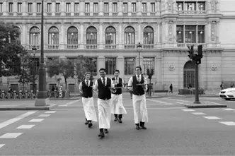 Consuelo Cabiedes-Camareros cruzando una calle de Madrid