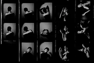 Bailarín con movimientos y luz suave