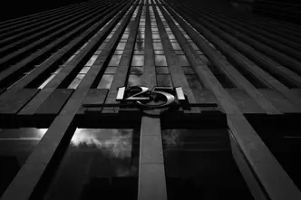 sky scraper fassade b&w