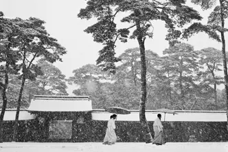 Werner Bischof verschneiter Tempel mit Bäumen
