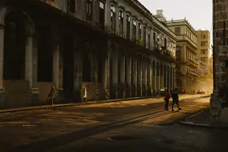 Philipp Gladsome Leica EV1 Kuba Sonnenuntergang Leute auf der Straße