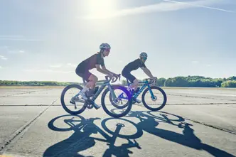 Zwei Rennradfahrer mit Canyon Fahrrädern auf Flugplatz Tino Pohlmann