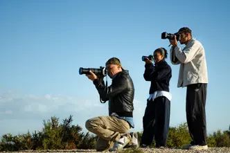 Trois personnes qui prennent des photos côte à côte