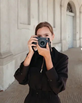 Portrait of Anna Landstedt photographing with Leica Q3 43