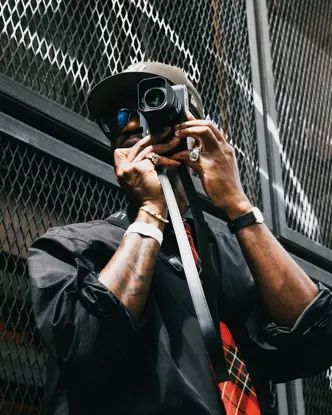 Alex Dobé is taking a picture