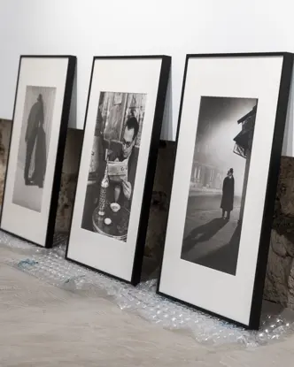 Photo from frames for the exhibition "Flüchtige Momente" from Fred Stein, displayed in the Leica Gallery Stuttgart