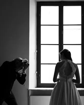 Carlo Carletti photographs a bride, Q3 monochrom