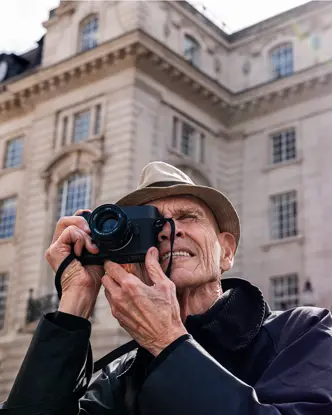 Joel Meyerowitz photographing with the Leica M EV1