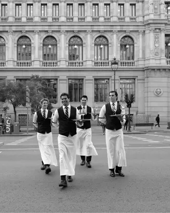 Consuelo Cabiedes-Camareros cruzando una calle de Madrid