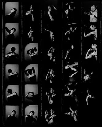 Bailarín con movimientos y luz suave