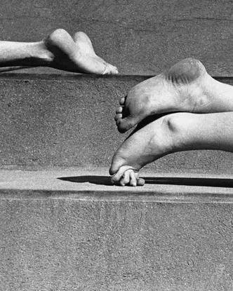 Fred Stein nackte Füße auf Treppe