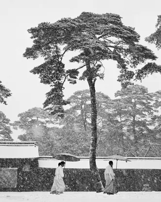 Werner Bischof verschneiter Tempel mit Bäumen