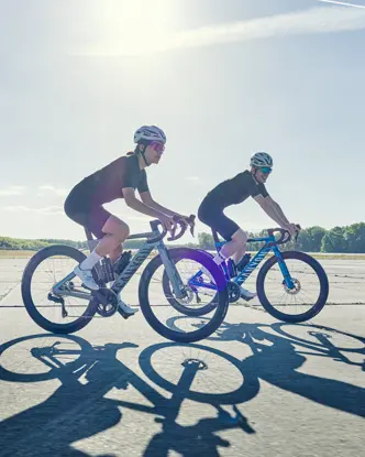 Zwei Rennradfahrer mit Canyon Fahrrädern auf Flugplatz Tino Pohlmann