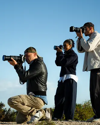 Trois personnes qui prennent des photos côte à côte