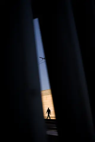 Joaquín Pastor - Haz de luz sobre persona caminando