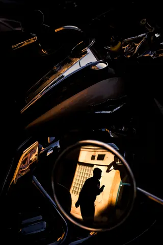 Joaquín Pastor - Persona reflejada en espejo retrovisor de una moto