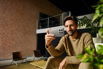 Man takes a picture with the Xiaomi 14T Pro.