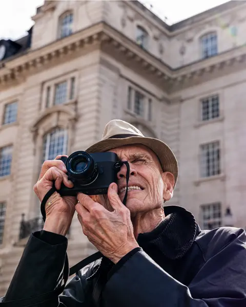 Joel Meyerowitz photographing with the Leica M EV1