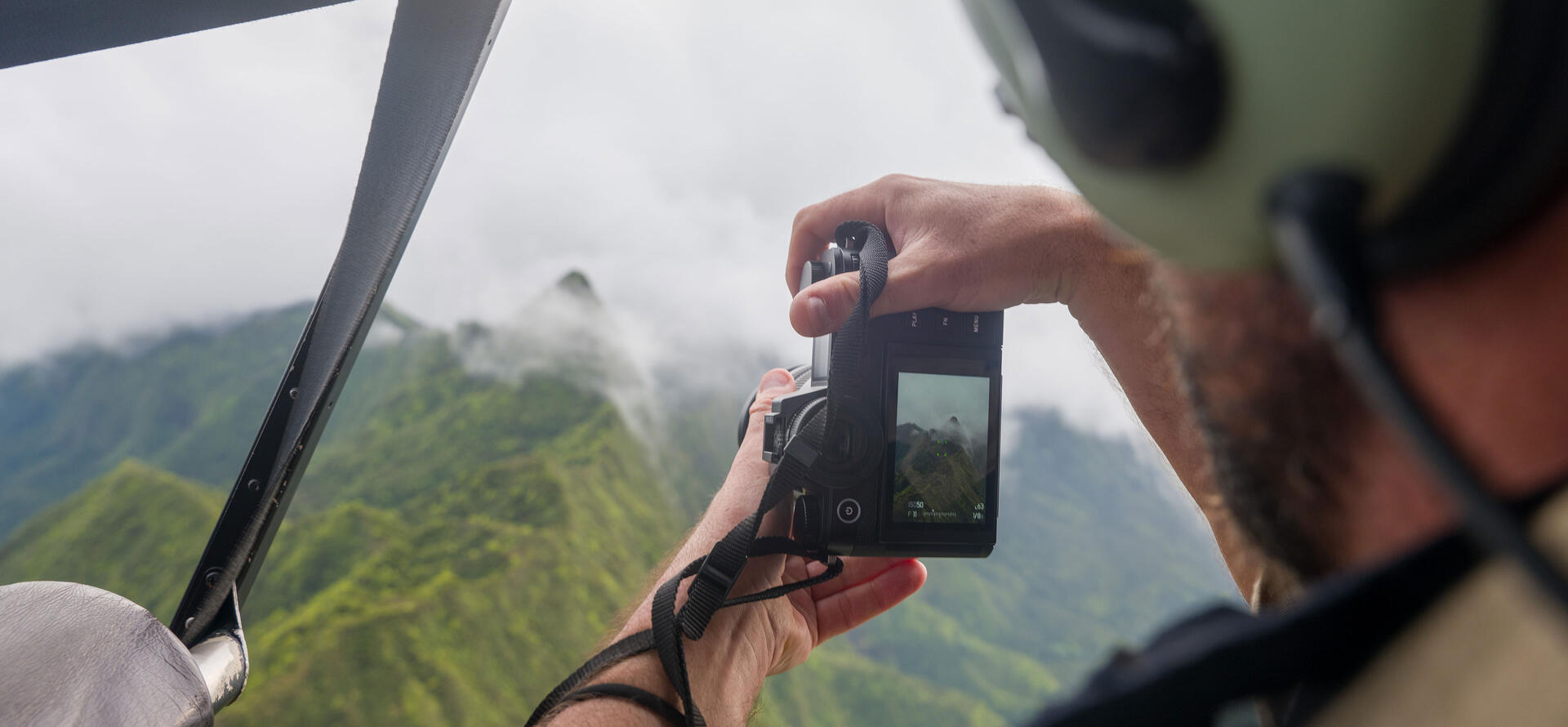 Levison Wood shoots the scenery of Hawaii out of a helicopter with the Leica SL3.