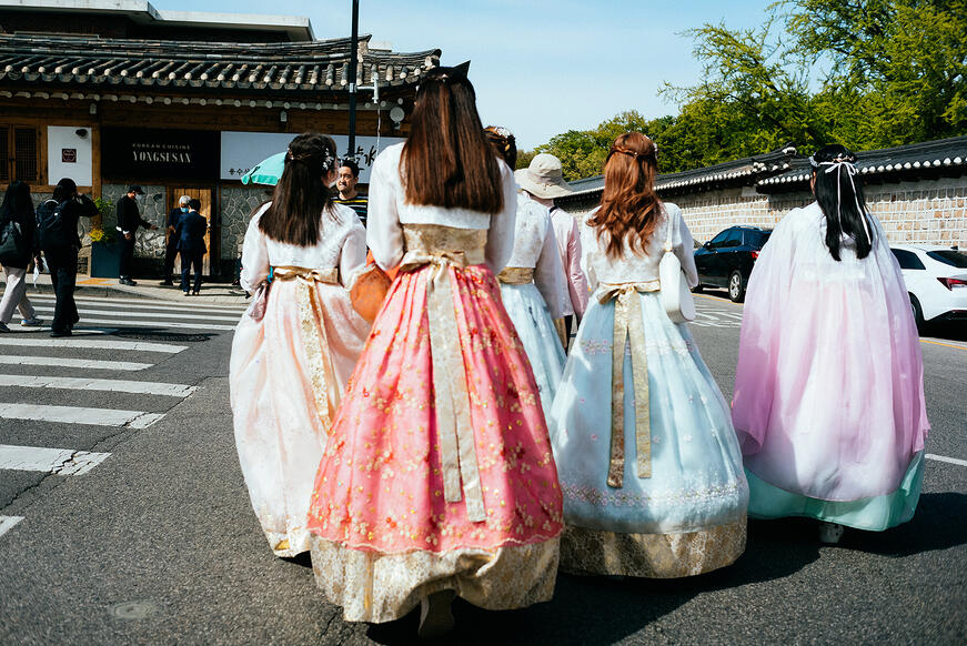 André Josselin Leica M11 Seoul Women in colorful skirts